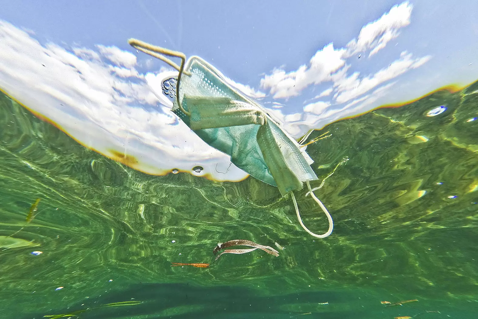 La pandémie de matière plastique | Si seulement des milliards de masques finissent par terre au lieu d'être jetés à la poubelle, près de dix millions d'entre eux chaque mois finiront dans l'environnement. Crédit : Xavier Francolon / SIPA | Françoise Blind-Kempinski - Directrice éditoriale et réalisatrice (journaliste Les Echos)