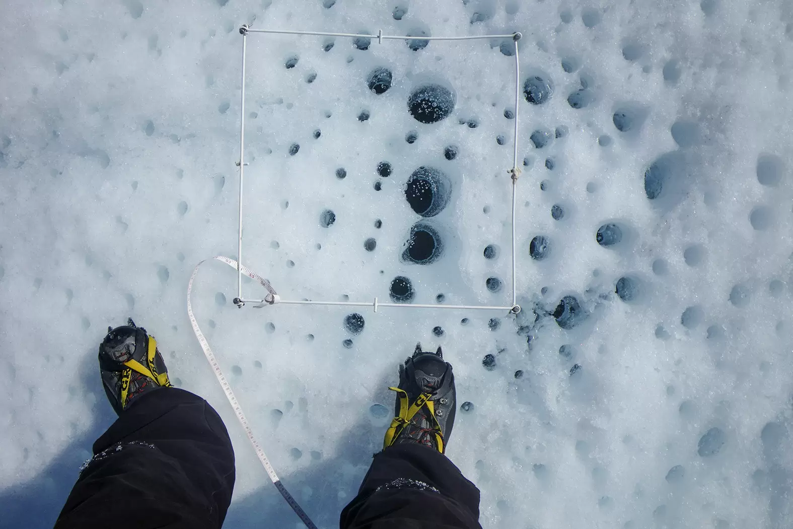 Joseph Cook, le chasseur de glace vivante | Prélévement d'échantillons dans la glace du Groenland. Crédit : Courtesy of Joseph Cook | Françoise Blind-Kempinski - Directrice éditoriale et réalisatrice (journaliste Les Echos)
