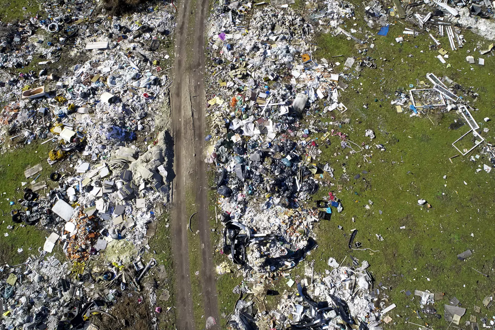 Un crime d’écocide, pour quoi faire ? | Parmi les pollutions qui empoisonnent le quotidien : les dépôts sauvages d'ordures pour lesquels il est toujours très difficile d'identifier un coupable Crédit : Romi/REA | Françoise Blind-Kempinski - Directrice éditoriale et réalisatrice (journaliste Les Echos)