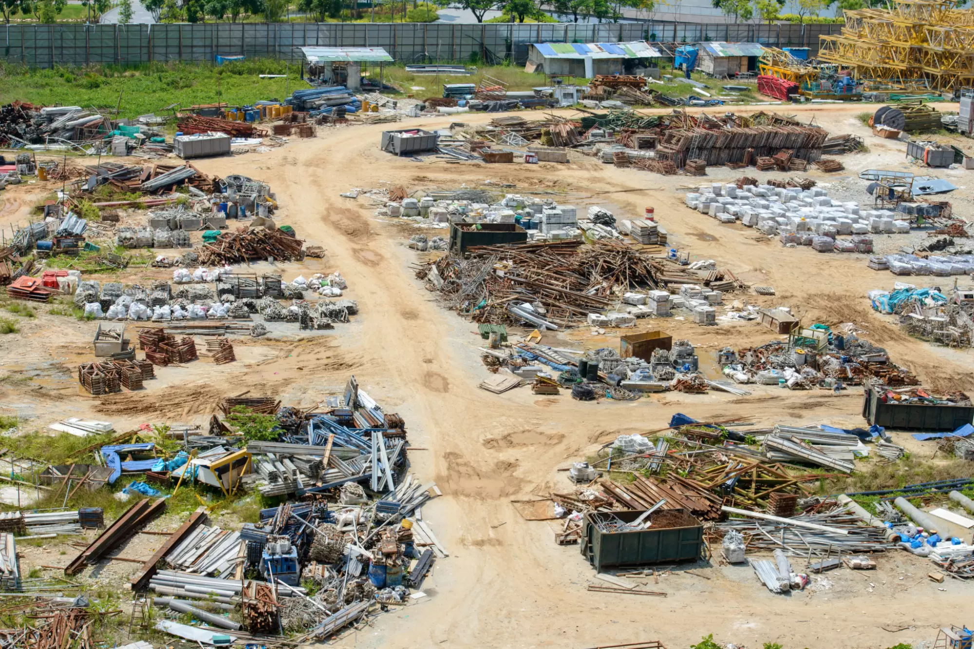Christine Leconte: «Construire mieux et moins cher, c’est possible» | Zones de stockage de matériaux issus de bâtiments et destinés au réemploi. Photo : iStock | Françoise Blind-Kempinski - Directrice éditoriale et réalisatrice (journaliste Les Echos)