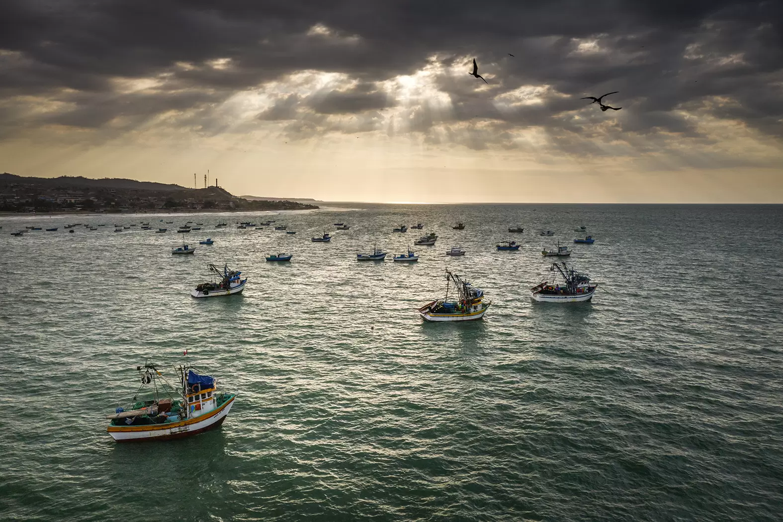 Le combat de Kerstin Forsberg pour protéger les raies mantas géantes | Le soleil se couche sur le village traditionnel de pêcheurs de Zorritos.Photographié lors du tournage du film documentaire Mission Blue 2020. Photo Franck Gazzola/Rolex | Françoise Blind-Kempinski - Directrice éditoriale et réalisatrice (journaliste Les Echos)