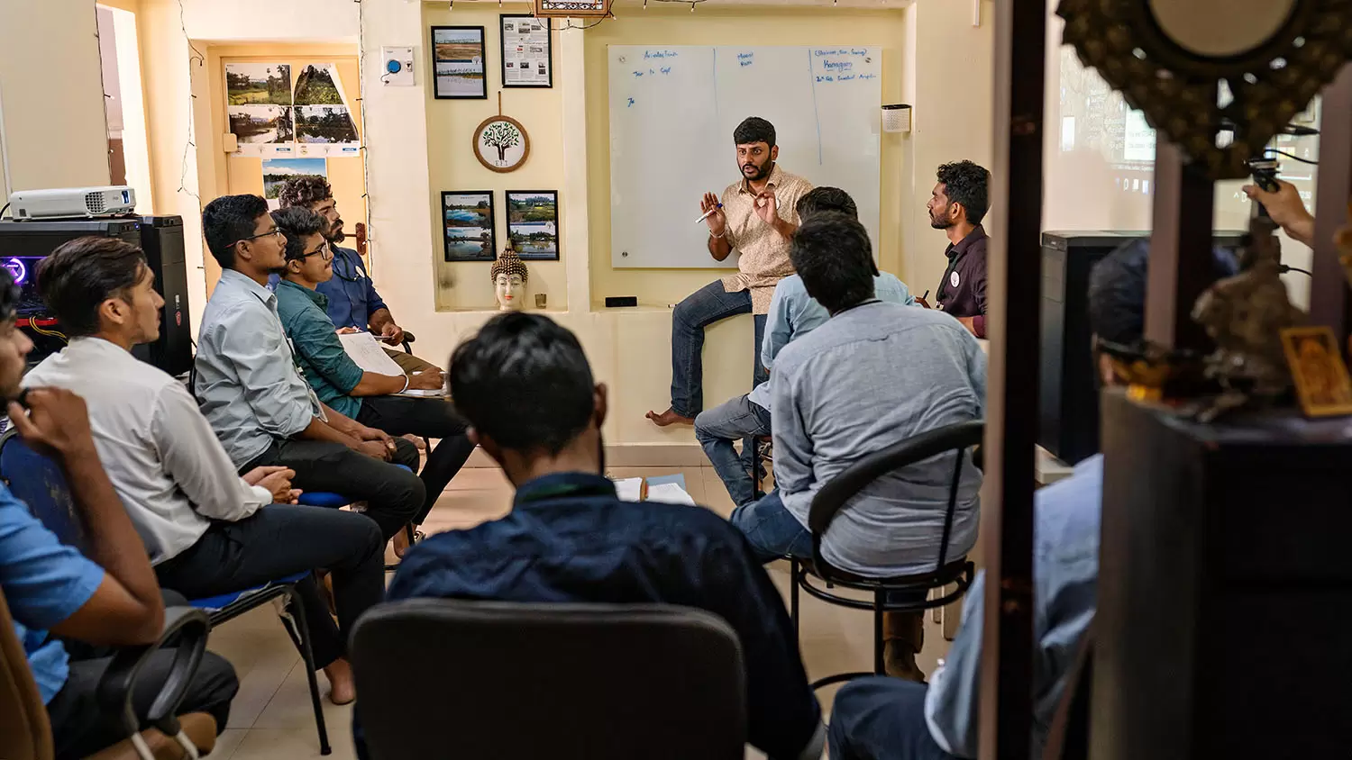 Arun Krishnamurthy redonne vie aux lacs indiens | Arun Krishnamurthy dirige une réunion d'équipe au siège de l'EFI à Chennai. Son organisation recense 27 salariés et 5 bureaux répartis dans tout le pays.<br />
(Crédit : Kesara Ratnavibhushana/Rolex) | Françoise Blind-Kempinski - Directrice éditoriale et réalisatrice (journaliste Les Echos)