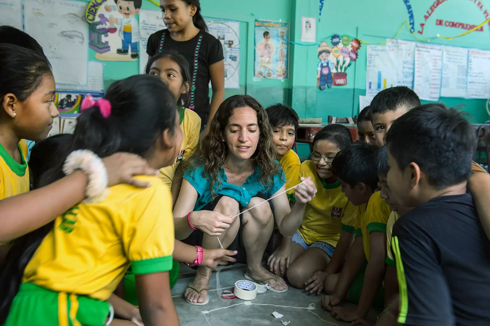 Le combat de Kerstin Forsberg pour protéger les raies mantas géantes | Kerstin Forsberg et des écoliers jouent à des jeux de sensibilisation à la protection contre les raies manta. Photo François Schae | Françoise Blind-Kempinski - Directrice éditoriale et réalisatrice (journaliste Les Echos)