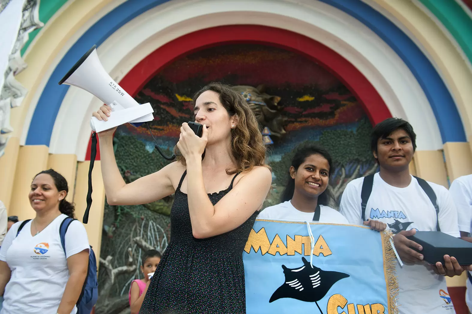 Le combat de Kerstin Forsberg pour protéger les raies mantas géantes | Kerstin Forsberg annonce les gagnants du concours du meilleur costume de manta au défilé de rue. Photo François Schae | Françoise Blind-Kempinski - Directrice éditoriale et réalisatrice (journaliste Les Echos)