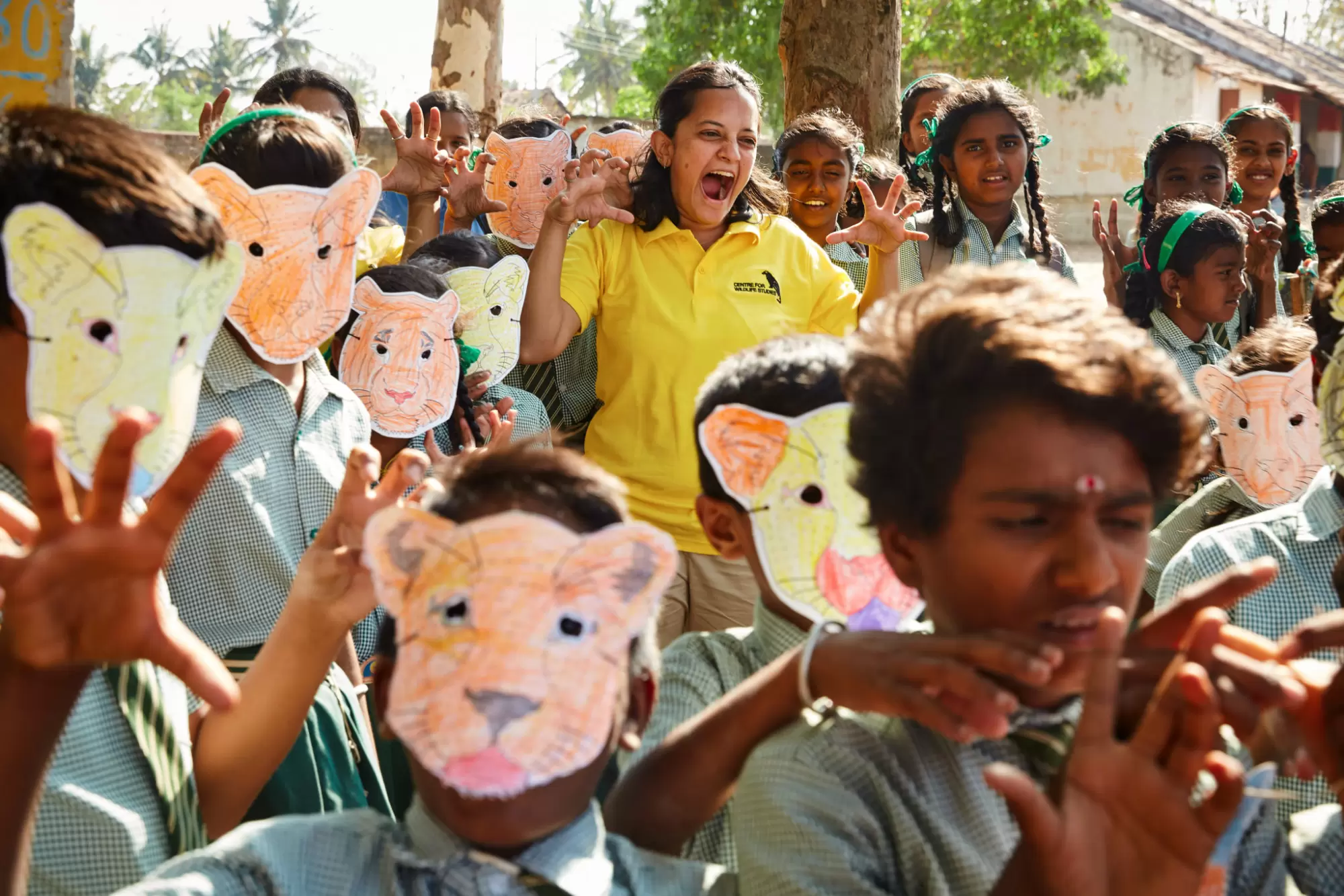 Krithi Karanth, réconcilier les hommes et la faune sauvage en Inde | Krithi Karanth (au centre) participe à un atelier de son programme Wild Seve, qui a pour objectif de créer de l'empathie entre les enfants et les animaux. | Françoise Blind-Kempinski - Directrice éditoriale et réalisatrice (journaliste Les Echos)