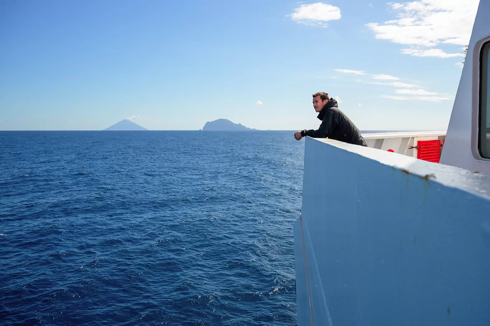 Yves Moussallam, à la recherche des liens entre volcans et climat | Yves Moussallam sur le ferry de Milazzo (Sicile) pour étudier le volcan actif à Stromboli. Photo : Stefan Walter/Rolex | Françoise Blind-Kempinski - Directrice éditoriale et réalisatrice (journaliste Les Echos)