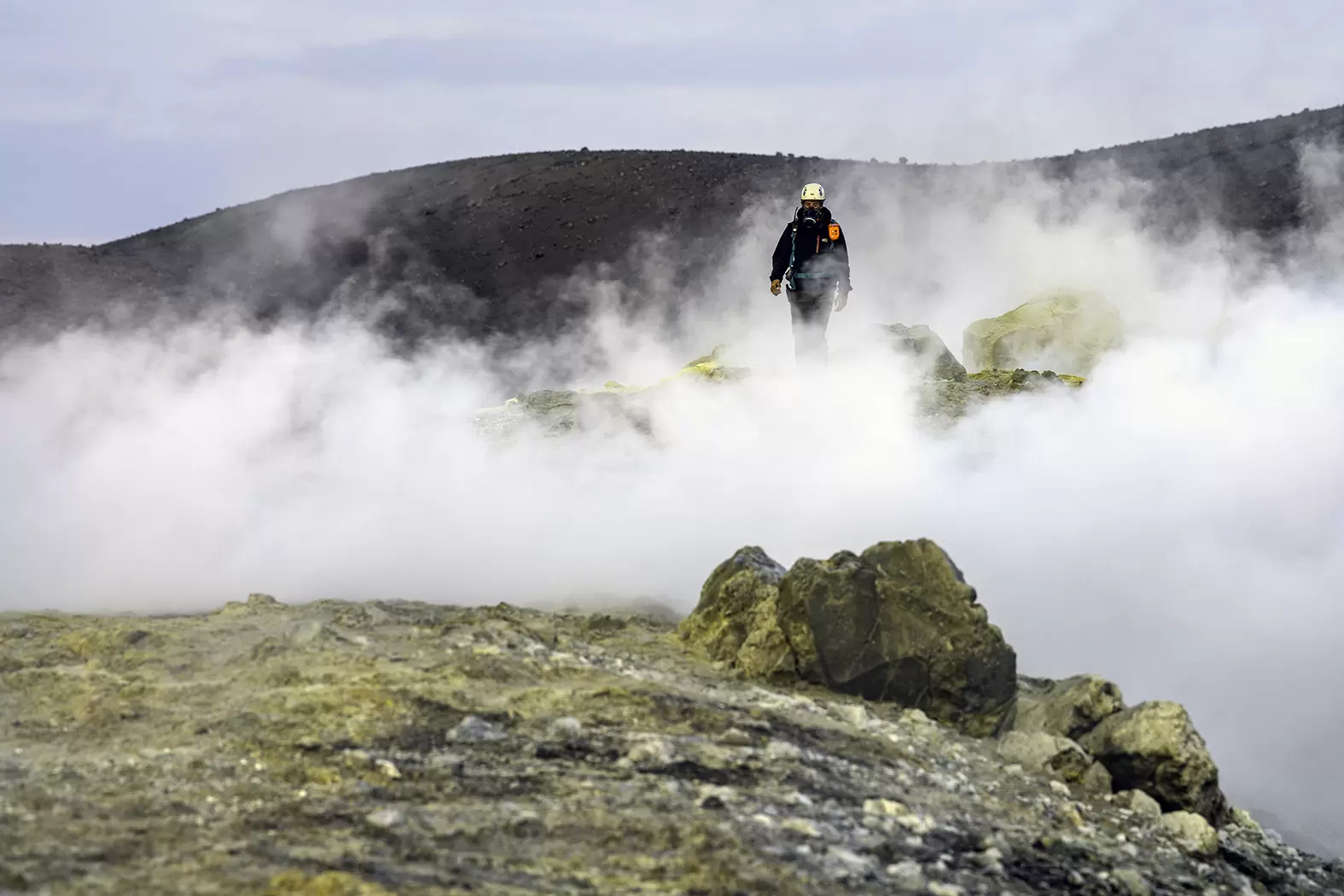 Yves Moussallam, à la recherche des liens entre volcans et climat | Le volcanologue Yves Moussallam sur le Stromboli, qui est en éruption quasi-continue depuis 1932. Photo : Stefan Walter/Rolex | Françoise Blind-Kempinski - Directrice éditoriale et réalisatrice (journaliste Les Echos)