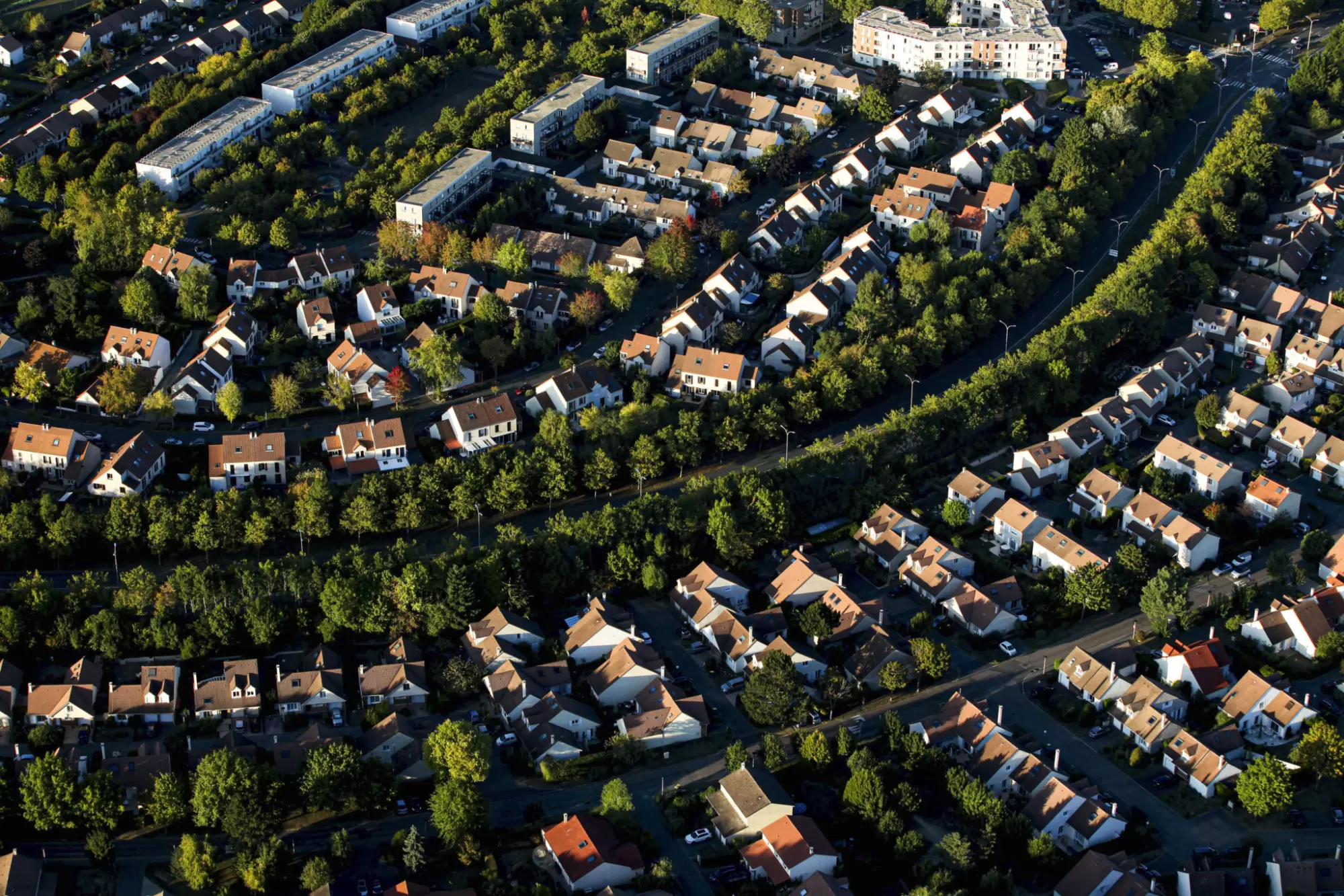 Christine Leconte: «Construire mieux et moins cher, c’est possible» | Illustration de ces zones pavillonnaires qui ont fleuri depuis quarante ans. Photo : Laurent GRANDGUILLOT/REA | Françoise Blind-Kempinski - Directrice éditoriale et réalisatrice (journaliste Les Echos)