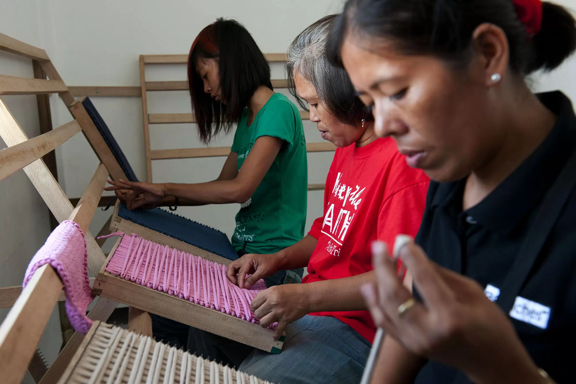 Reese Fernandez offre un avenir durable aux artisanes philippines | Atelier de travail à Payatas | Françoise Blind-Kempinski - Directrice éditoriale et réalisatrice (journaliste Les Echos)