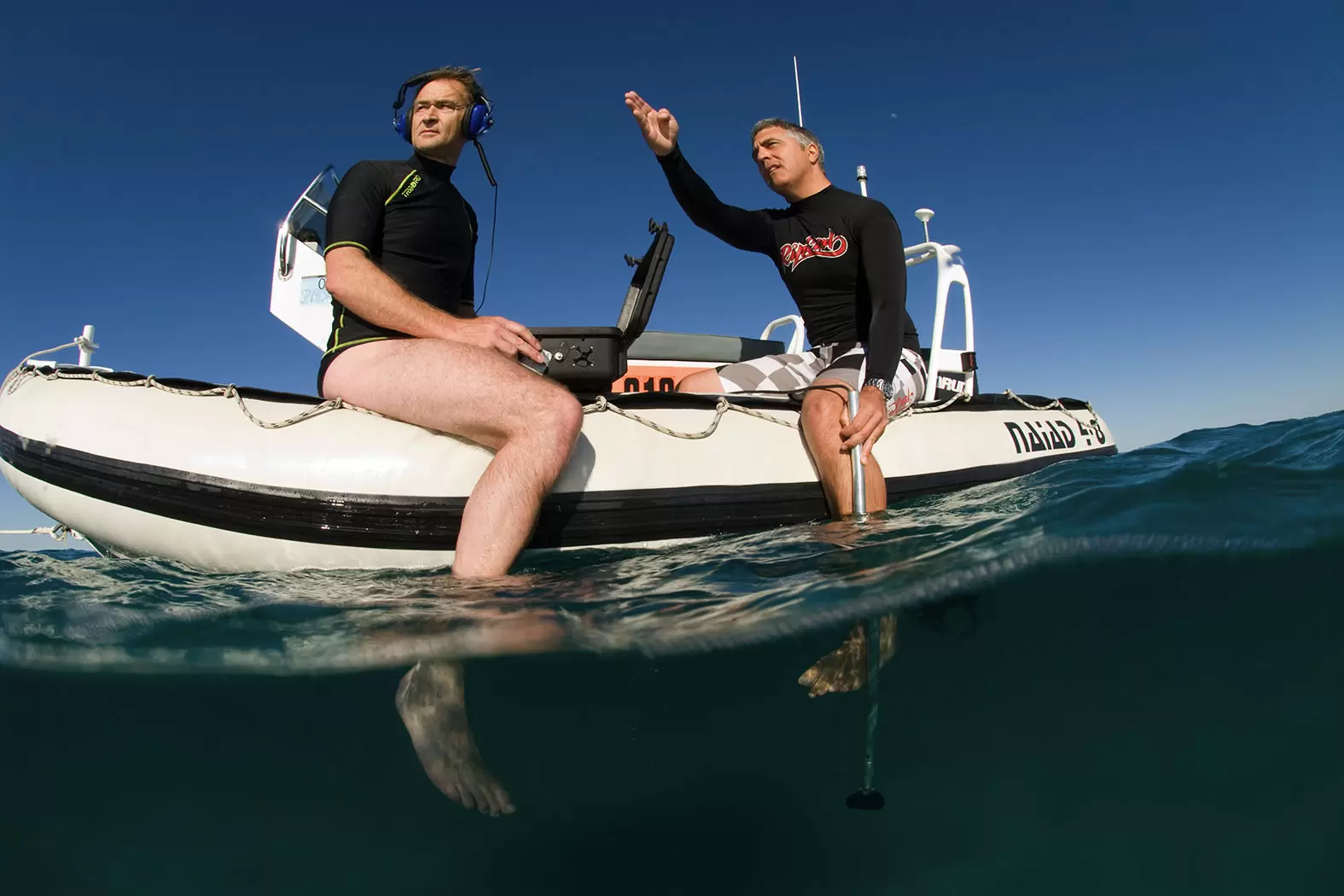 Brad Norman, le champion des requins-baleines | Brad Norman et Rory Wilson, également lauréat d'un Rolex Award en 2006, ont développé une balise permettant de suivre les requins-baleines. Crédit photo : Rolex/Franck Gazzola | Françoise Blind-Kempinski - Directrice éditoriale et réalisatrice (journaliste Les Echos)