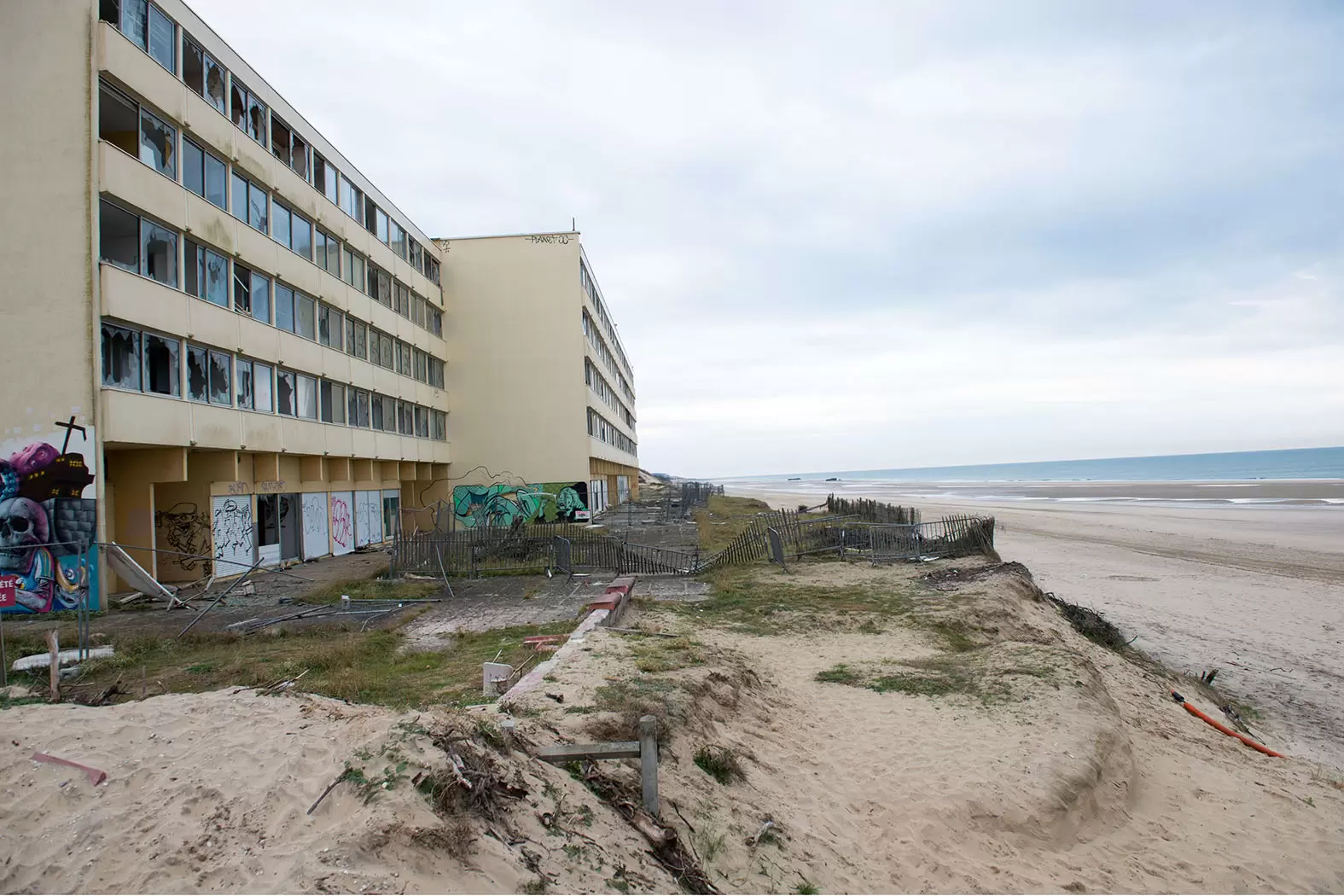 Françoise Gaill : «La nouvelle gouvernance de l’océan pourra apaiser les conflits» | L'immeuble dit 'Le Signal' à Soulac-sur-Mer (33), en Gironde, construit dans les années 1960, était distant d'environ 200 m du rivage | Françoise Blind-Kempinski - Directrice éditoriale et réalisatrice (journaliste Les Echos)
