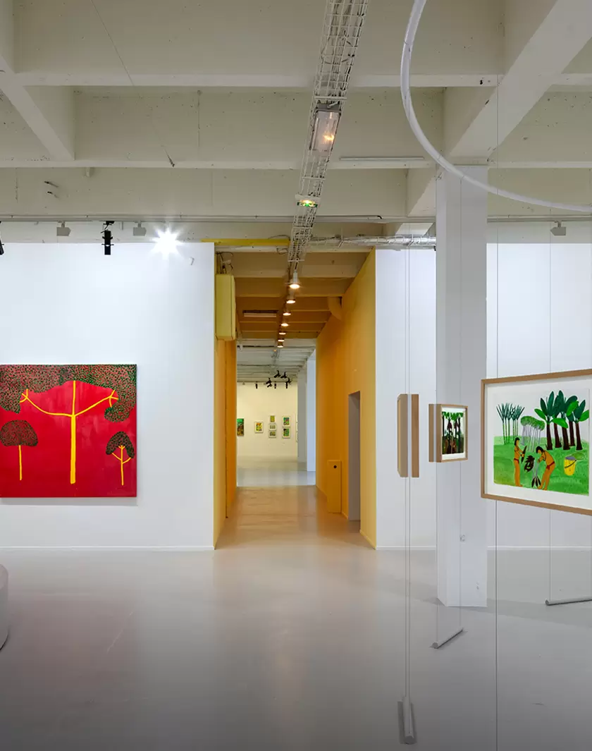 Exposition «Les Vivants»: pour une nouvelle cohabitation avec la Nature | Oeuvres de Sheroanawe Hakihiiwe et Joseca. Exposition « Les Vivants » de la Fondation Cartier pour l’art contemporain qui réunit au Tripostal de Lille quelques 250 œuvres issues essentiellement de sa collection. (Luc Boegly) | Françoise Blind-Kempinski - Directrice éditoriale et réalisatrice (journaliste Les Echos)